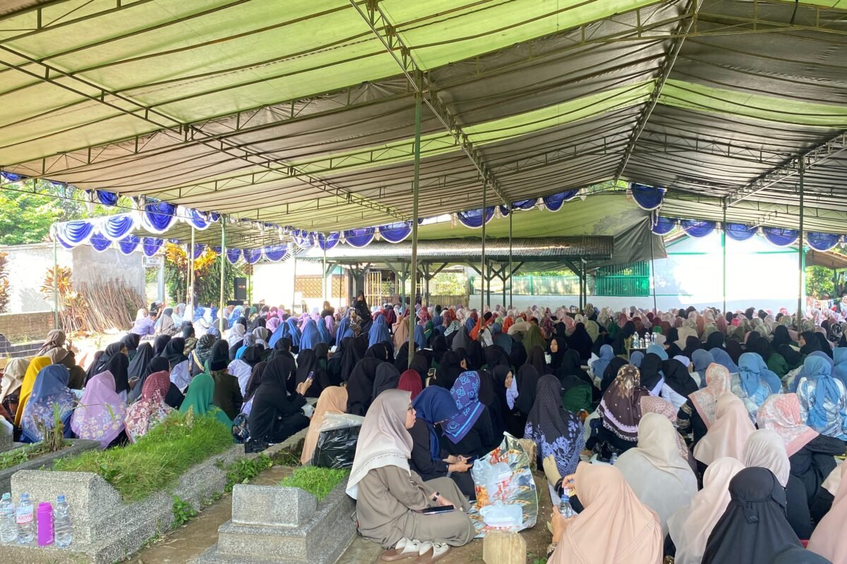 Padati Makam Pendiri Ponpes Riyadul Jannah,&hellip;