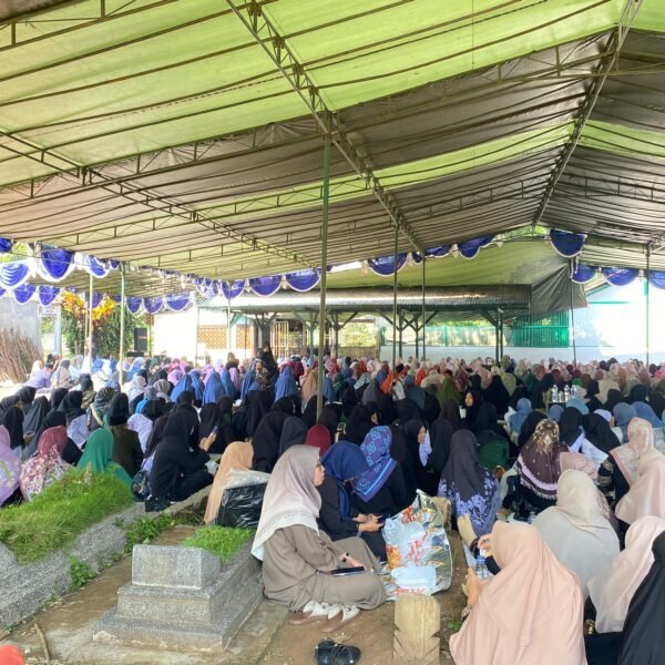 Padati Makam Pendiri Ponpes Riyadul Jannah,…