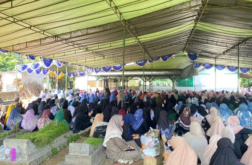 Padati Makam Pendiri Ponpes Riyadul Jannah,…